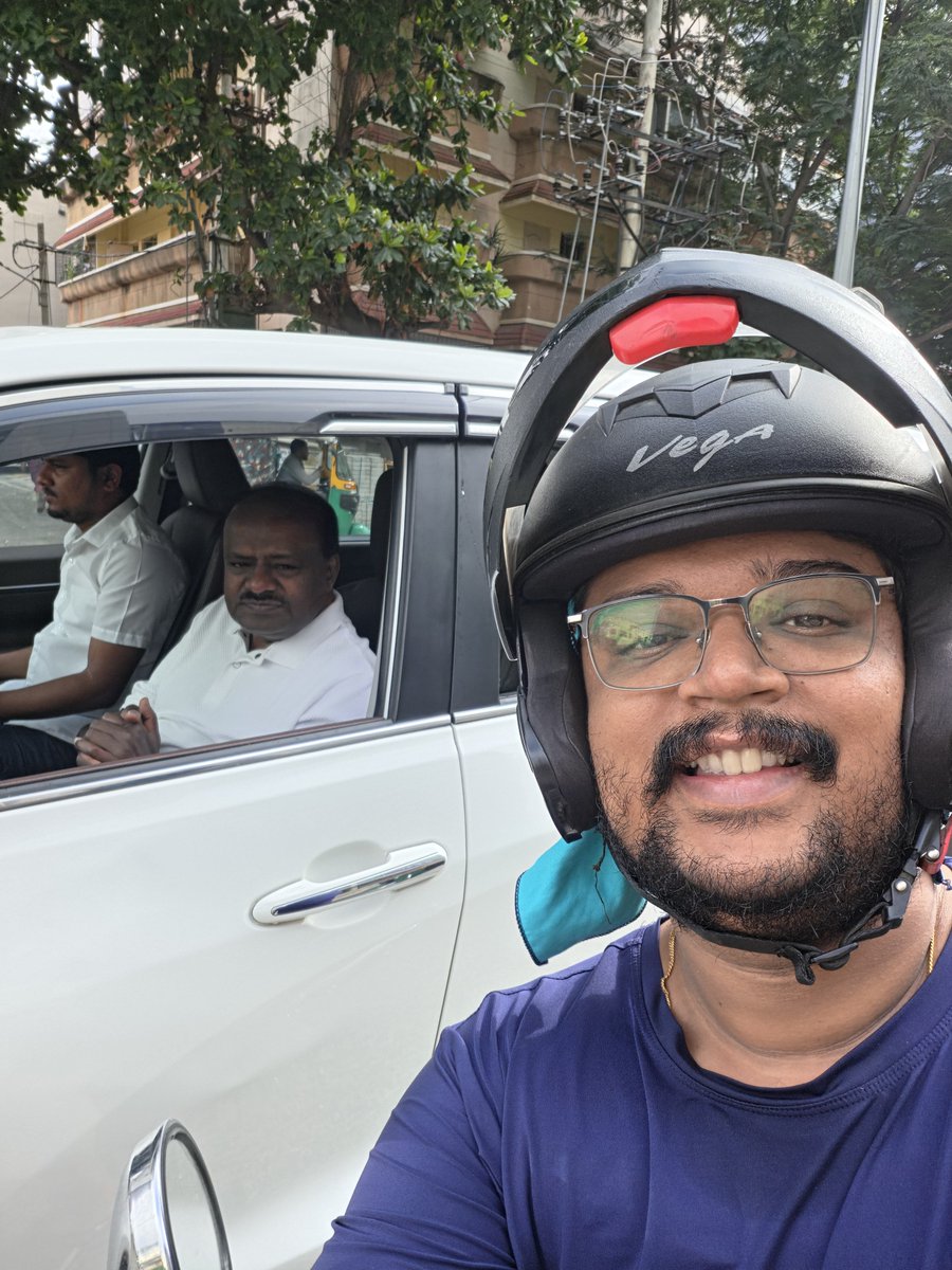 dilip_adiga's tweet photo. ಬೆಳ್ಳಂಬೆಳಗ್ಗೆ ಕುಮಾರಣ್ಣನ ಭೇಟಿ 😀

@hd_kumaraswamy https://t.co/M4R7Lor2Bh