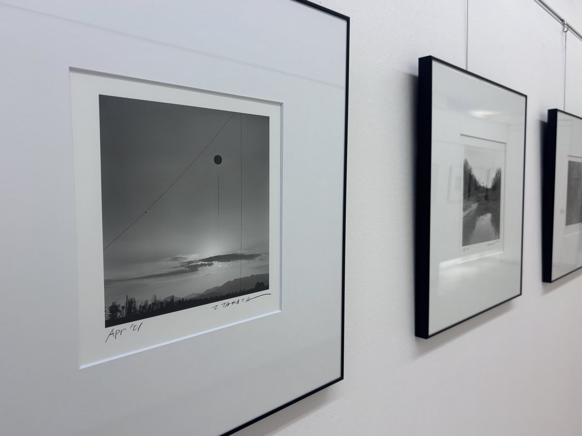 Blackgazaistaff's tweet photo. 【展示のお知らせ📢】

こんにちは🌞
髙田トシアキ写真「光粒子論・III」
が今日からスタートしました✨
ギャラリートークが8月29日（土）の18時〜・30日（日）の14時〜に行われます！
2階は新作の作品が飾っております📷

【日程】
8月26日（水）〜９月1日（火）
10:30〜18:00 ※最終日のみ16:00 https://t.co/jzg1irNZwi