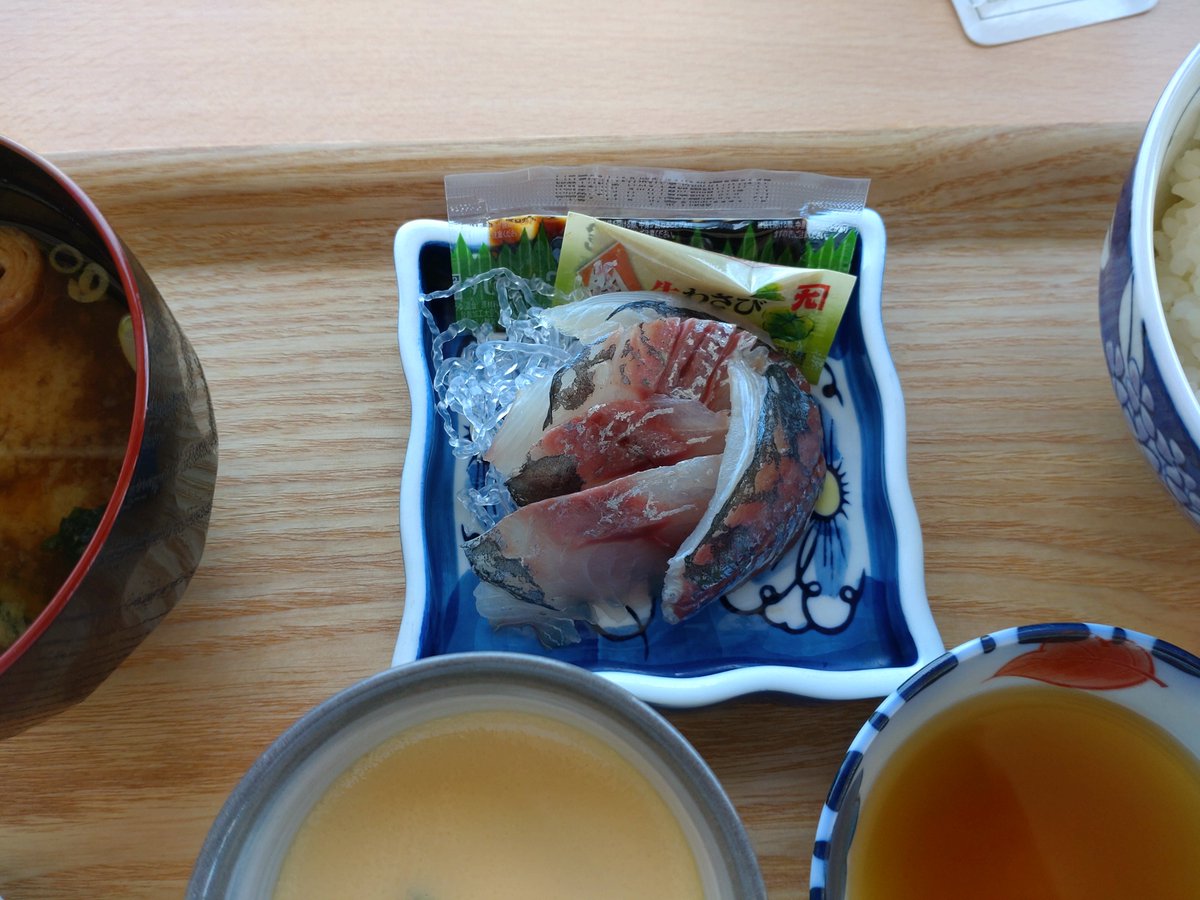 ponsuke3000's tweet photo. こんばんは🐱今日は休日なので宇部市役所内の「食堂わかば 」で昼食を頂きました😋👍「わかば御膳」￥1100😊💪サクサクの天ぷら🍤、焼き鯖🐟️、茶碗蒸し、鯵のお刺身、ご飯🍚、味噌汁、サラダ🥗という豪華なメニューでした😋とても美味でした😋👍 #介護職 #山口県宇部市役所 #食堂わかば #わかば御膳 https://t.co/0YwFdxAqYv