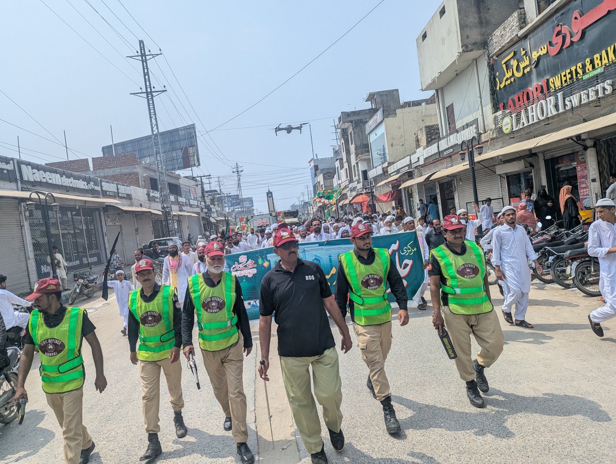 DcNarowal's tweet photo. تحصیل ظفروال میں عید میلاد النبی(ص)کے مرکزی جلوس کی گزرگاہ پر سول ڈیفنس فورس کے جوان اسسٹنٹ کمشنر ظفروال سید قیصر عباس کی زیر قیادت سکیورٹی ڈیوٹی سرانجام دیتے ہوئے۔
@MaryamNSharif https://t.co/OvI7K3ycrT