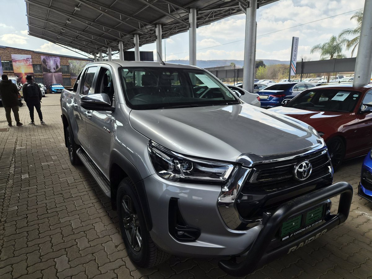 DENIAMOTORS's tweet photo. 2022 Toyota Hilux 2.8 GD6 RB 
Raider  A/T Automatic 
19000 km 
R599995 
R9000 installment for more information please call 0647417510 https://t.co/vFERC23ztA