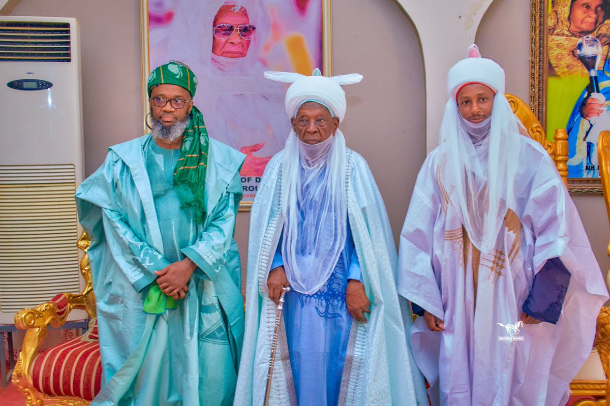 Bahaushee's tweet photo. #RanarHausa saka hotonka mafi kyau sanye da rawani ko alkyabba https://t.co/O3T9QOIBmF