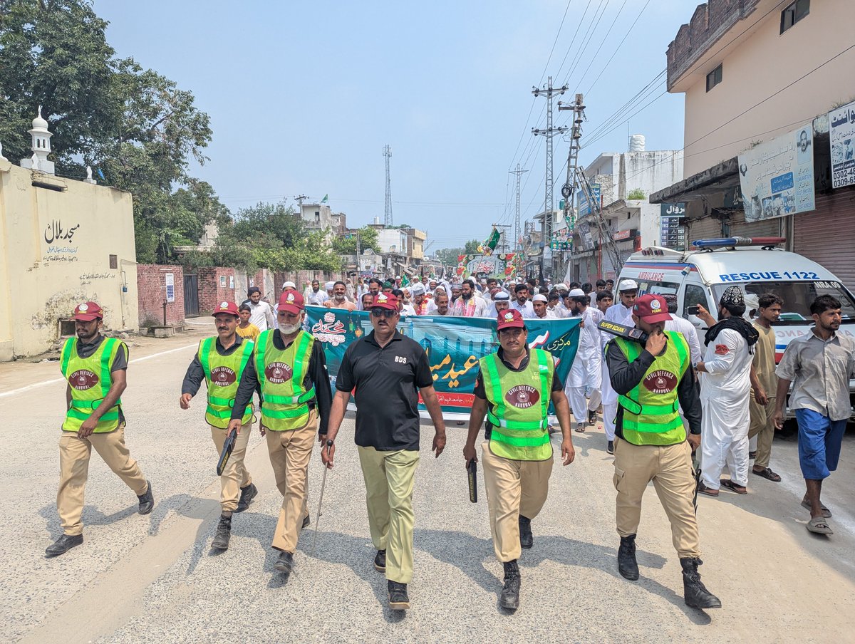 DcNarowal's tweet photo. تحصیل ظفروال میں عید میلاد النبی(ص)کے مرکزی جلوس کی گزرگاہ پر سول ڈیفنس فورس کے جوان اسسٹنٹ کمشنر ظفروال سید قیصر عباس کی زیر قیادت سکیورٹی ڈیوٹی سرانجام دیتے ہوئے۔
@MaryamNSharif https://t.co/OvI7K3ycrT