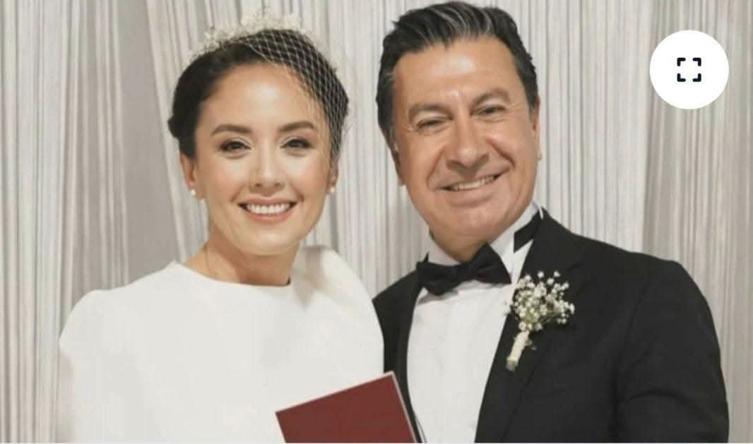 MarjilXXL's tweet photo. Muğla Belediye Başkanı Ahmet Aras  CHP'de kalırken, eşi ve Menteşe Belediye Başkanı Gonca Köksal Aras Yeni Parti'ye geçmiş. 
Liyakat,dürüstlük,seçmene saygı hak getire.Karı koca siyaset simsarı olmuşlar. 

Karı koca Muğla'yı sağıyorlar. Her köşeyi tutmuşlar.

Muğla L.t.d. ş.t.i🙇 https://t.co/l3BwzpFGpn
