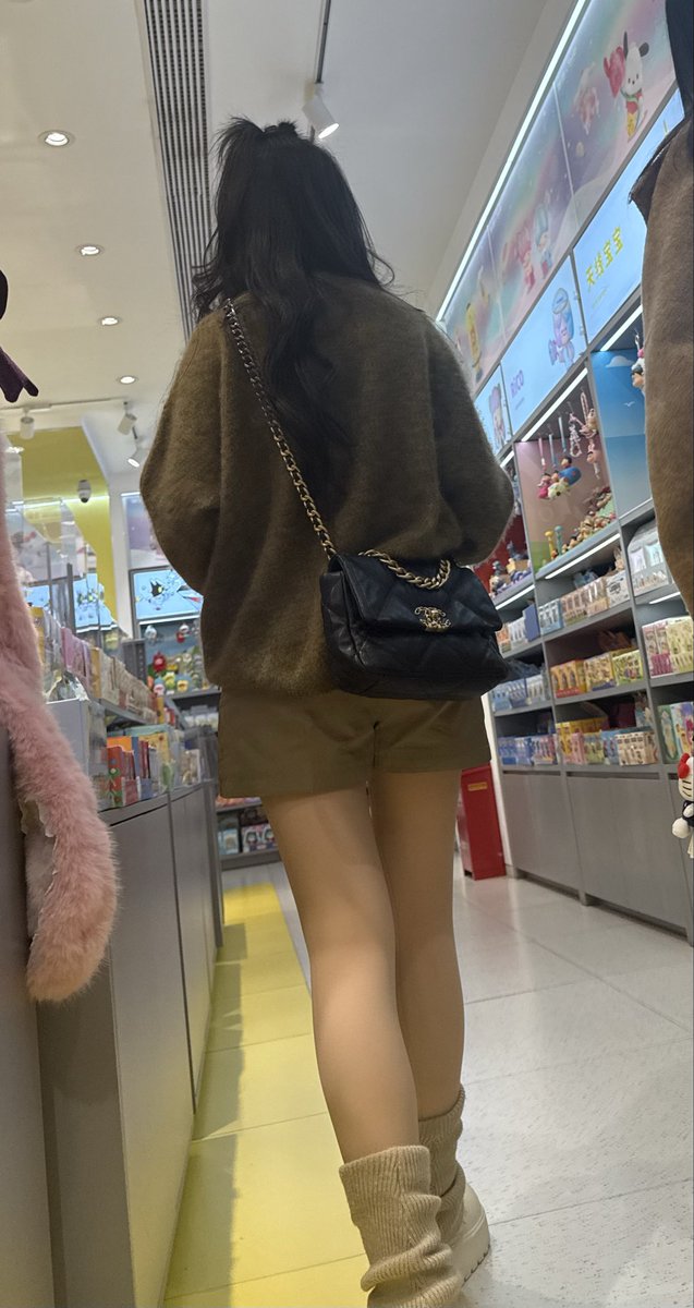 Liuliu6bk's tweet photo. 大长腿，肉丝美女 #丝袜 https://t.co/Mgxu5Icy5q