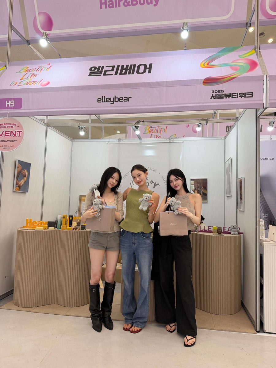 goldenjk7_'s tweet photo. Gayeon and Chaerin visited Hyewon and Elley Bear’s booth. Aack we need more pictures!! 🥰🥰

#thelovelab https://t.co/GNkqD3mRJY