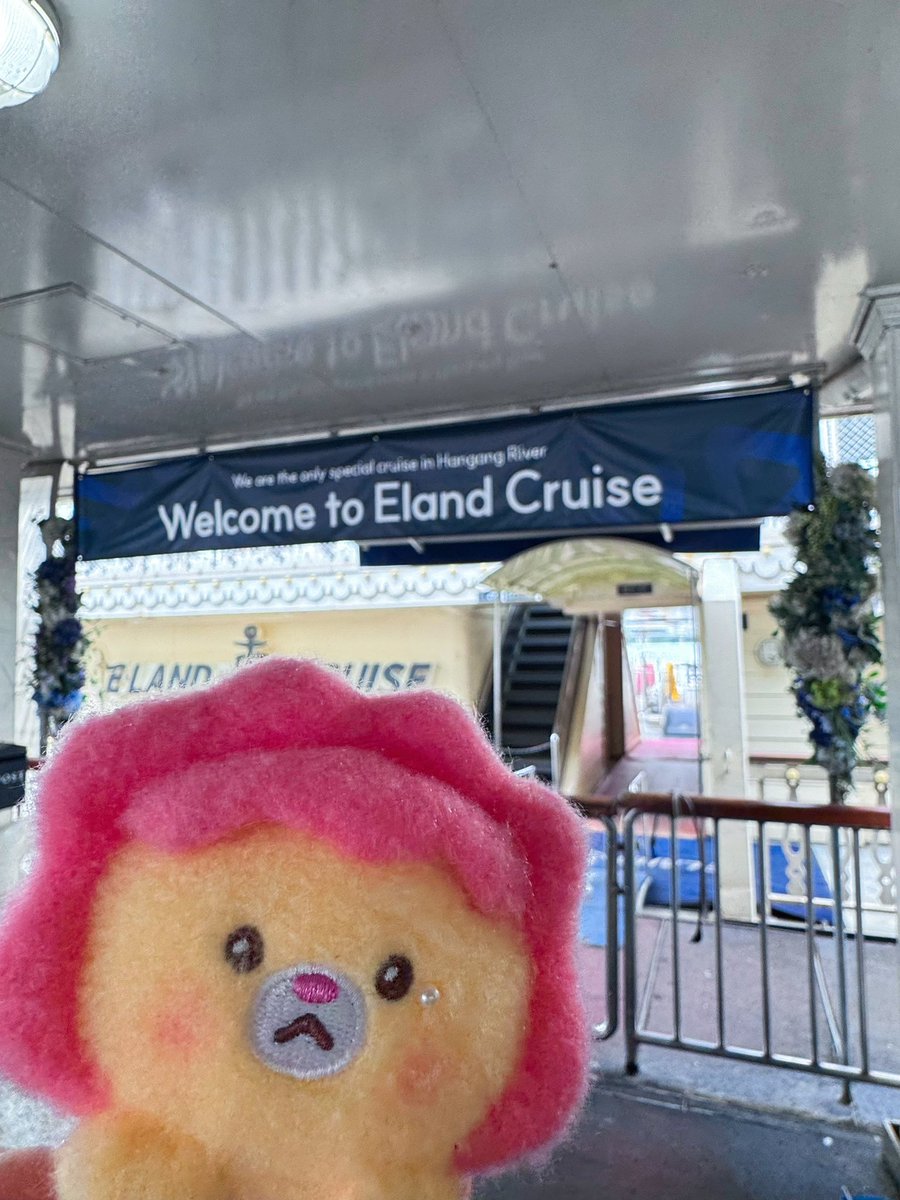 2YEONZIP's tweet photo. does your idol bring you on a cruise and feed you on her birthday? mine does!😁😁💙🎂 so romantic 🥰 https://t.co/6RCPClu8KL