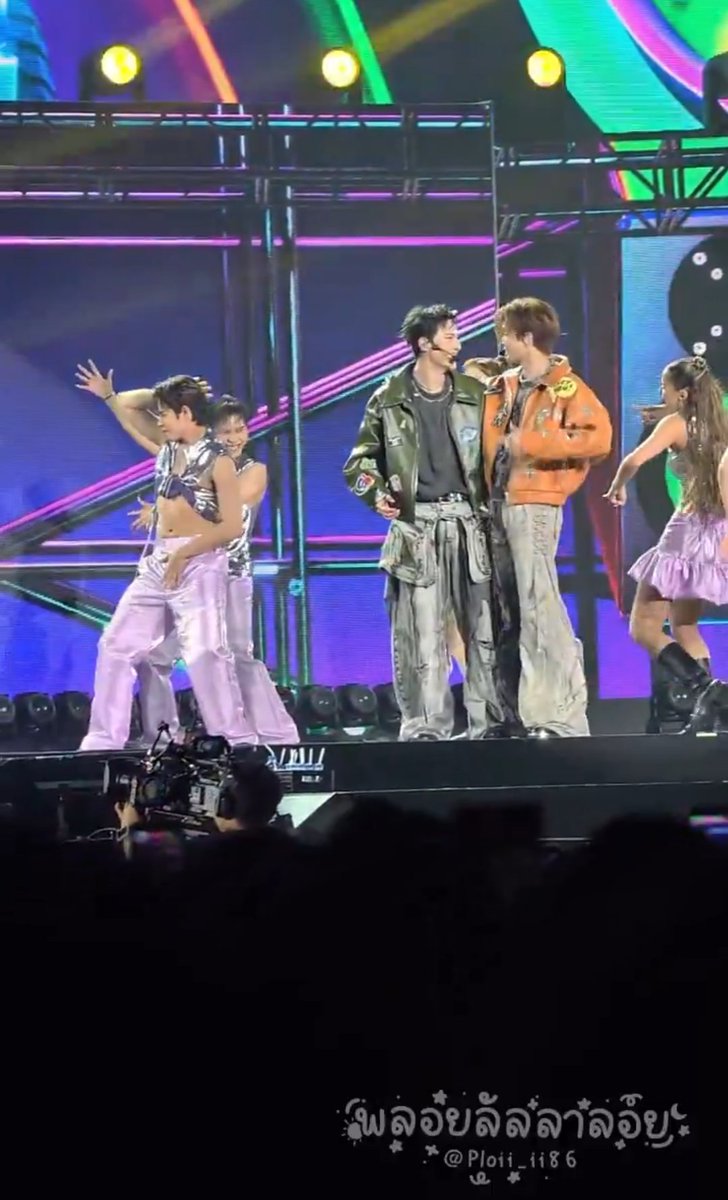 Detoutmonc0eur's tweet photo. เพิ่งเคยเห็นว่าน้องม้าคเดินไปกอดคอพี่จูแล้วพี่จูหันมามองยิ้มหวานด้วยซ้ำ ปกติท่อนนี้โฟกัสหลานละ😔555555 

#JuniorMark #JuniorMarkConcert 

https://t.co/H1T1AdS8Xa https://t.co/pbkeqCQcdO
