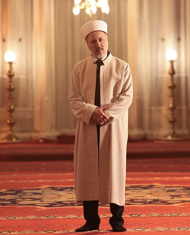 bosunatiklama's tweet photo. Oynadığı bir dizide cami imamını canlandıran Barış Falay:

"Sabahtan akşama kadar 12-14 saat boynu bükük kalmam ciddi yorgunluk ve duruş problemleri yarattı.

Dizi bittikten sonra fizik tedavi görmek zorunda kaldım." https://t.co/YeBZgmw7Q2