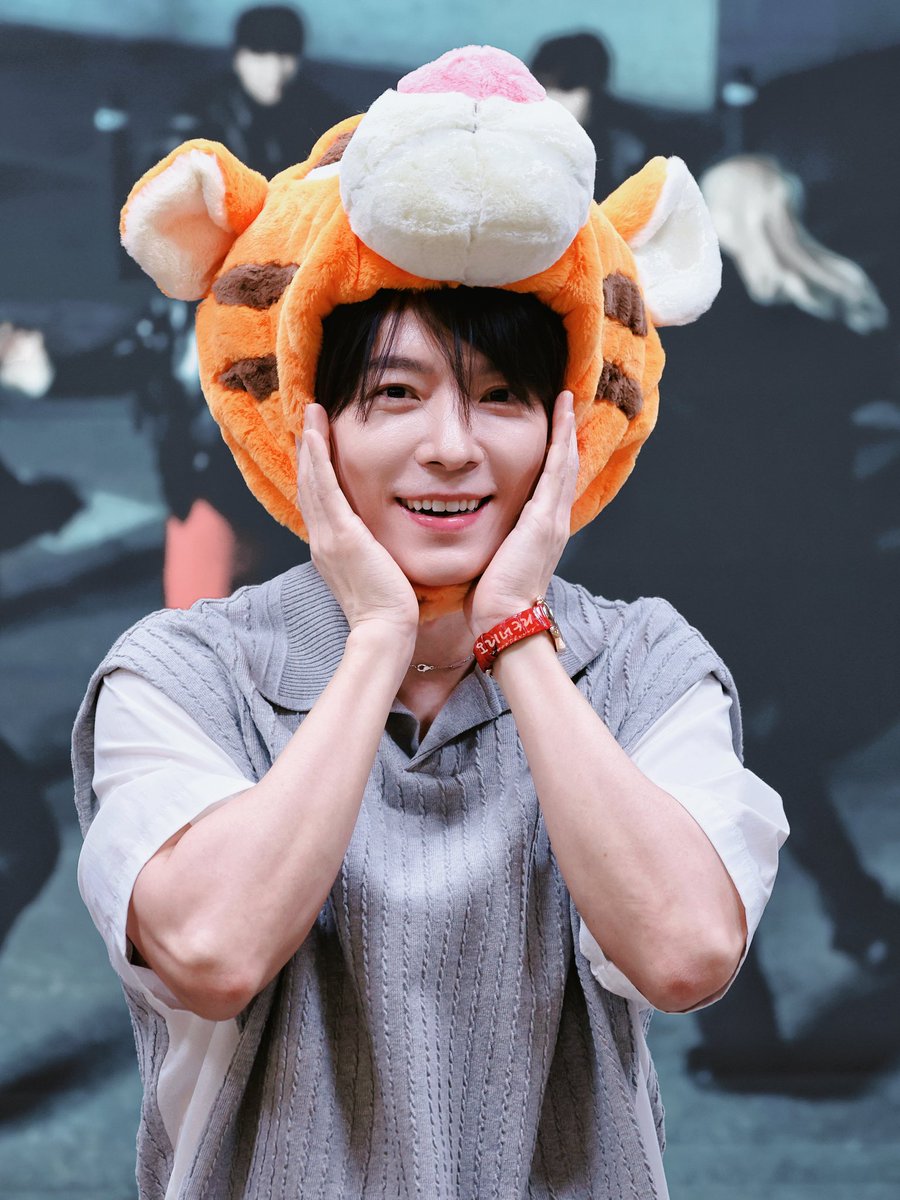 sweetbunny_04's tweet photo. 260426 fromm store 팬싸

🐯어흥🐾~

#DONGHAE #동해 #ALIVE
#슈퍼주니어 #superjunior
@donghae861015 https://t.co/Wr3SPLgYLH