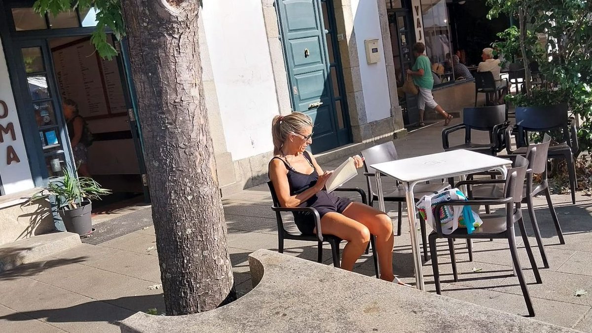 RABAGOISABEL's tweet photo. Poco se habla de la inepta Yoli y los ineptos de SUMAR. Una Vicepresidenta que mientras se ha violado la integridad territorial de España se ha pasado todo el verano tumbada y leyendo. Y habrá gente que siga votando a estos personajes. https://t.co/Vib7P1VxFT