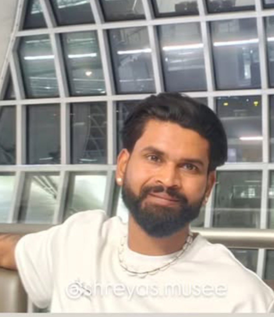 Kaur187255Kawal's tweet photo. Bro looks like he just woke up from a 12-hour nap 😴😆 #shreyasiyer #oldpic #airport https://t.co/VCwwIVSpXU