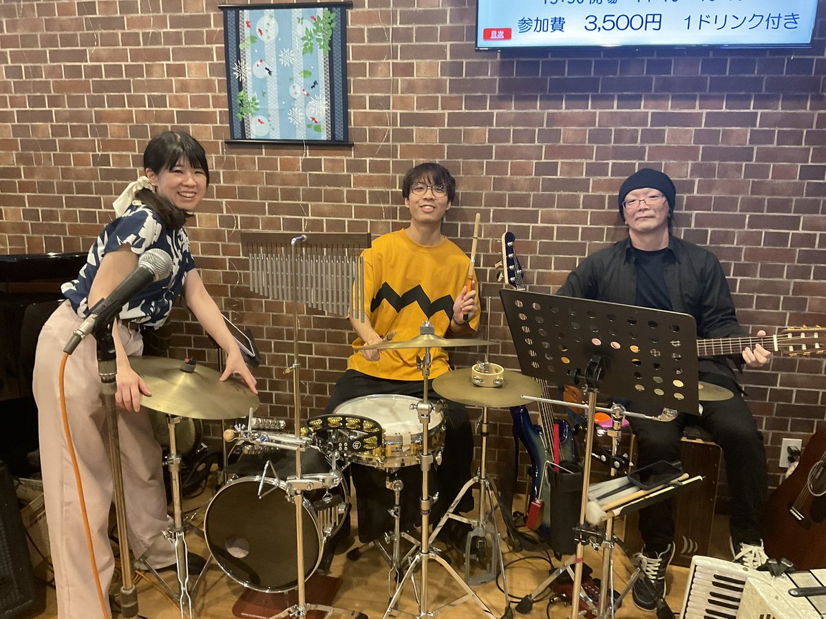 palette_twi's tweet photo. 今日8/26(水)の営業、5ステージ全部、伴奏はぱれっとメンバー3名です！

ピアノ：ひろせめぐみ
何をするかわかりません：スクオペア（櫻井雅芳）、弓削田孟 https://t.co/8qIZAoWC45