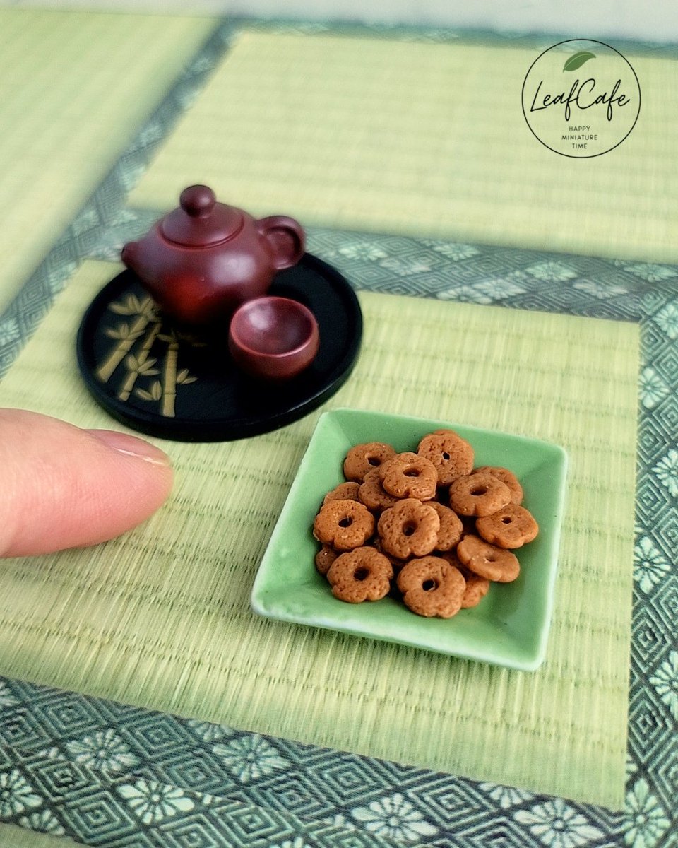 leaf_miniature's tweet photo. お花型がかわいい「そばぼうろ」を作りました🌸

そばぼうろのお花型は
最も焼きムラがなく、きれいに美味しく焼けるため
だそうです！

考えられた形だったんですね🤔

ミニチュア好きな方はぜひいいね♡フォロー🎗️お願いします🍃

#ミニチュア #シルバニア #miniature #ハンドメイド #ドールハウス https://t.co/7dAajQGcm3