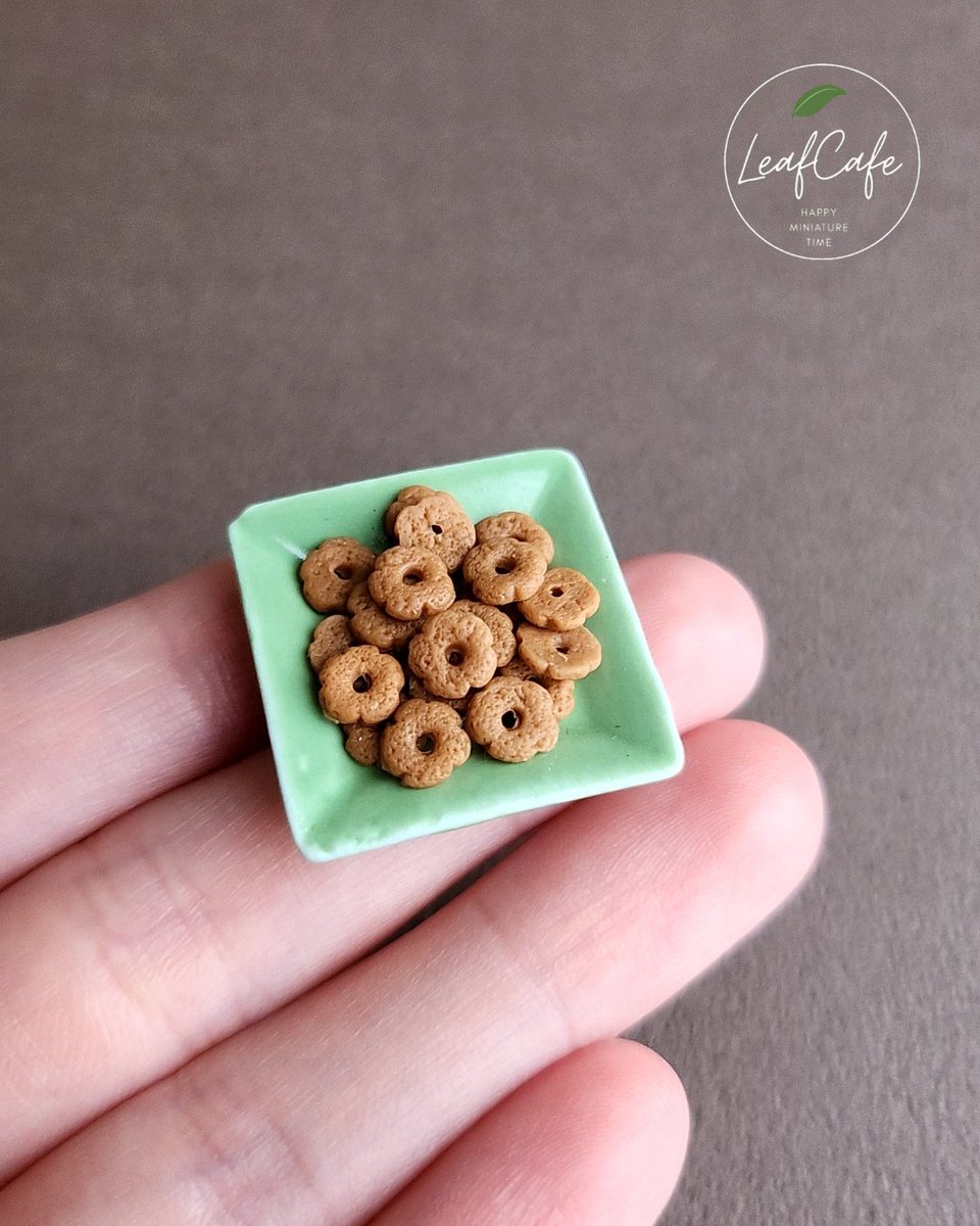 leaf_miniature's tweet photo. お花型がかわいい「そばぼうろ」を作りました🌸

そばぼうろのお花型は
最も焼きムラがなく、きれいに美味しく焼けるため
だそうです！

考えられた形だったんですね🤔

ミニチュア好きな方はぜひいいね♡フォロー🎗️お願いします🍃

#ミニチュア #シルバニア #miniature #ハンドメイド #ドールハウス https://t.co/7dAajQGcm3