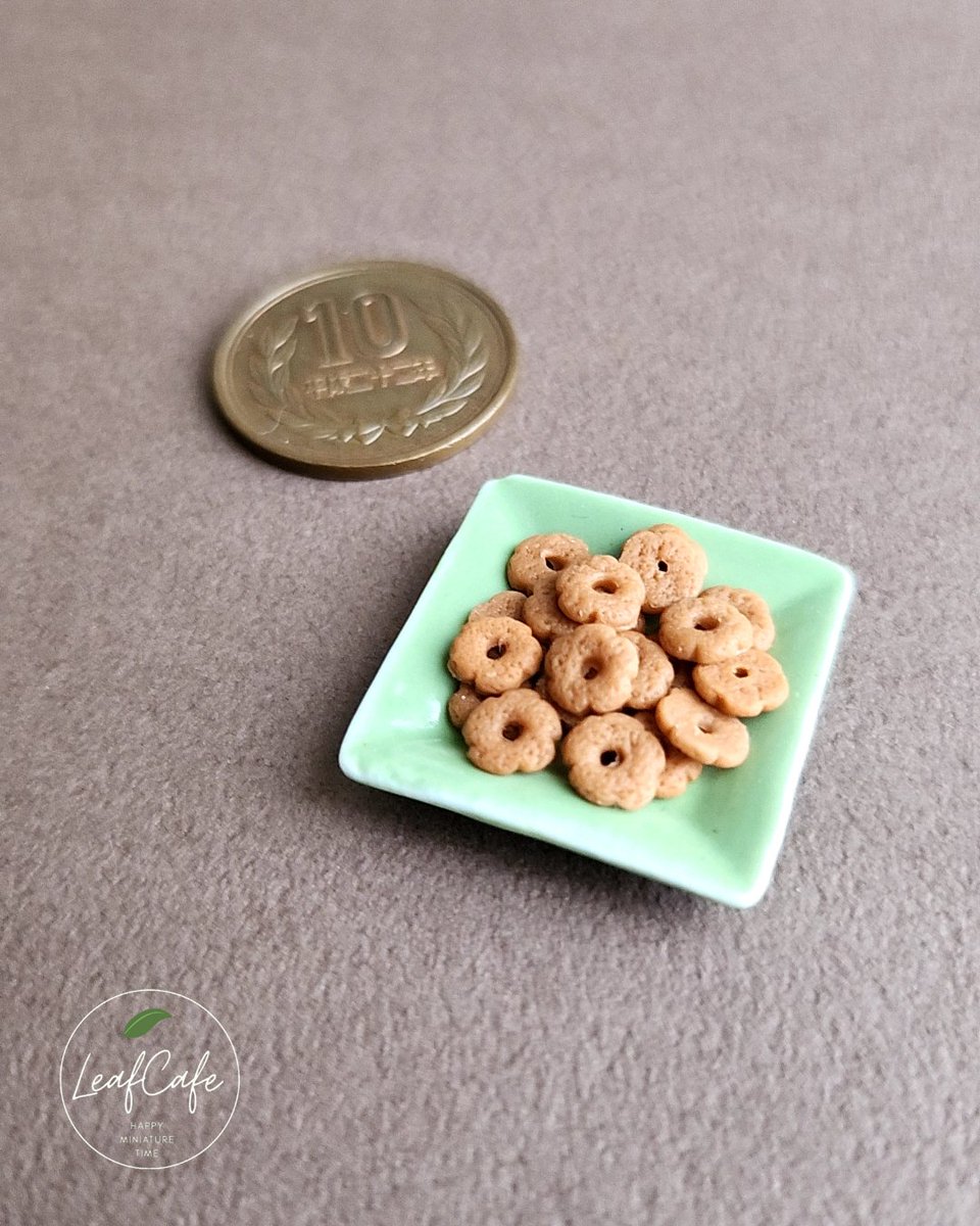 leaf_miniature's tweet photo. お花型がかわいい「そばぼうろ」を作りました🌸

そばぼうろのお花型は
最も焼きムラがなく、きれいに美味しく焼けるため
だそうです！

考えられた形だったんですね🤔

ミニチュア好きな方はぜひいいね♡フォロー🎗️お願いします🍃

#ミニチュア #シルバニア #miniature #ハンドメイド #ドールハウス https://t.co/7dAajQGcm3