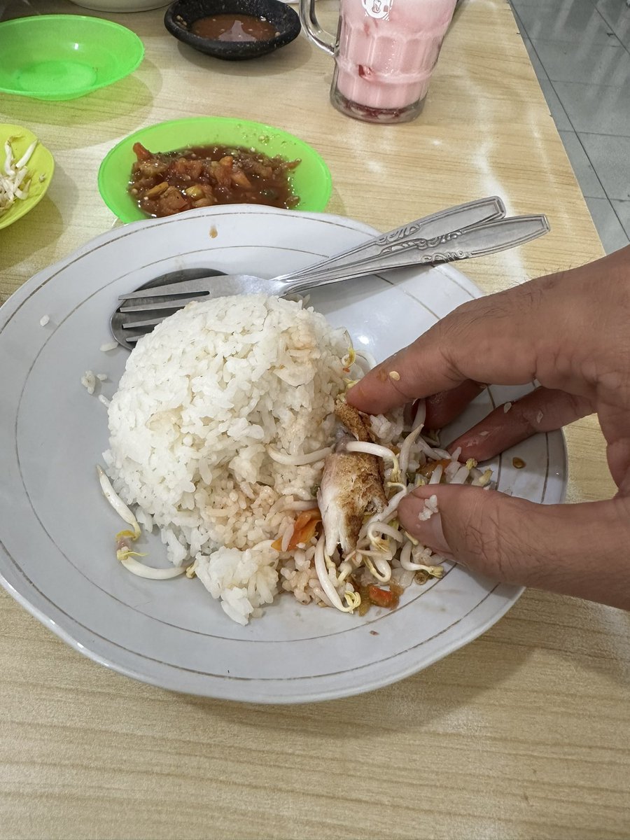 masradit_ae's tweet photo. 👌 Pecak Bandeng Brebes,  enak, harga bersahabat. Nasi banyak banget, tapi habis sih 😩 https://t.co/3kGLjLi1ec
