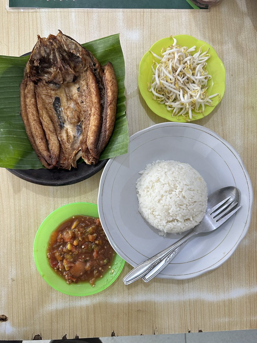 masradit_ae's tweet photo. 👌 Pecak Bandeng Brebes,  enak, harga bersahabat. Nasi banyak banget, tapi habis sih 😩 https://t.co/3kGLjLi1ec