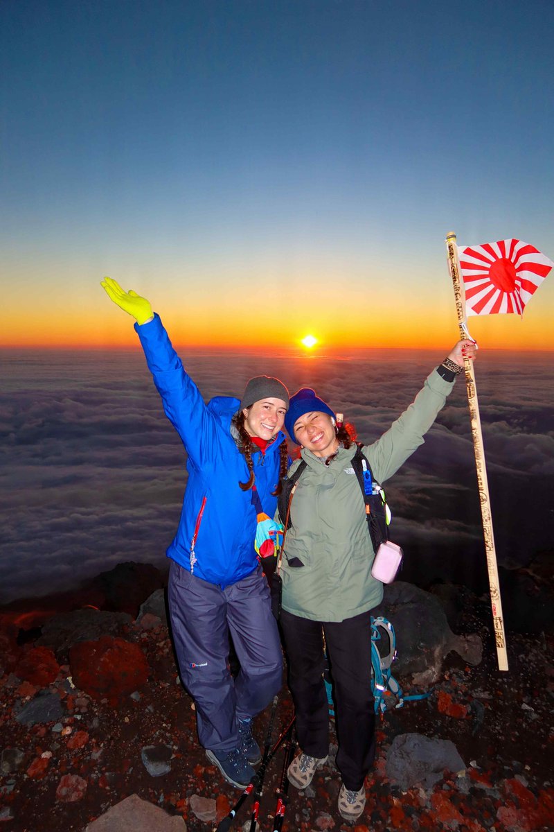 FLEACT_Yokosuka's tweet photo. こんにちは♪　富士山登頂：先日、#米海軍横須賀基地 が企画する #富士登山 ツアーに３０名近くの基地関係者が参加しました。前日に山小屋で一泊し、朝早く登頂を目指しました。雲海を見下ろす壮大な景色が広がり、山頂から見る日の出は格別でした🌄#夏の思い出 https://t.co/l4QNOI3qxo