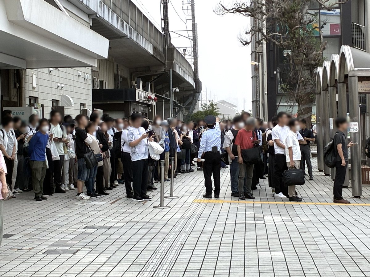 kominatorailway's tweet photo. 〜小湊バスの対応について〜
「令和8年8月千葉豪雨」発生により
外房線が不通となったため、JR様を
はじめとしたとした各社と連携し、
代行バスによる輸送対応を行いました。
 
お客様は朝4時頃からお並びになるため、
現場スタッフは始発に先立ち、
早朝からご案内・列の整理を行いました。
 
日が昇るにつれて暑さが増す中、
少しでも快適にお待ちいただけるように
屋根のある場所に列をつくるなど
その場の状況に合わせて誘導。
 
各社と力を合わせながら、
一人でも多くのお客様を目的地へ
お送りするため、現場ではさまざまな
工夫が行われていました。