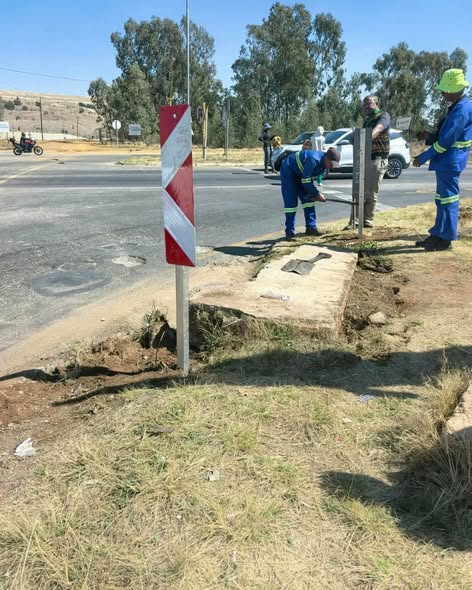 GPDRT_'s tweet photo. ⚠️🚧⚠️🚧

#RoadSafety

Danger plates are being installed along P6/2 (R23) in Benoni to improve road safety and alert motorists to potential hazards.

Motorists are urged to remain cautious, obey road signs and adjust their speed when approaching work areas.

#GautengAtWork #GautengRoads #Benoni