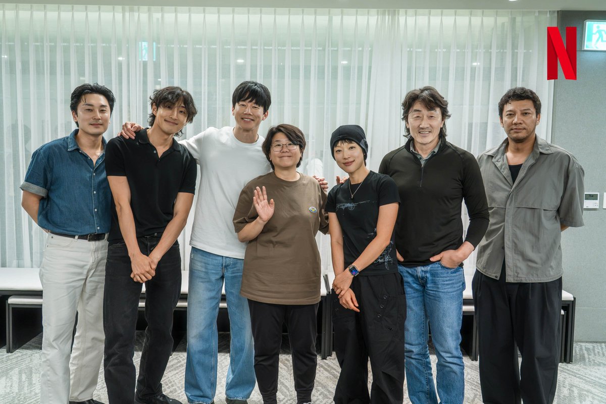 Presidentjangth's tweet photo. Netflix เปิดตัว “The Shooter”📷 ซีรีส์แอ็กชันนัวร์เรื่องใหม่! ได้ลีจองอึนจับมือคิมมูยอล ลุกขึ้นล้างแค้นองค์กรอาชญากรรม
เปิดไลน์อัปนักแสดงสุดเดือด ซีรีส์จากออริจนอล Netflix “The Shooter” นำแสดงโดย ลีจองอึน, คิมมูยอล, ฮอจุนโฮ, ชเวซองอึน, แพนารา, ซอฮยอนอู และมุนจงวอน และได้ อีควอน ผู้กำกับ A Shop for Killers มานั่งแท่นกำกับ และ คิมฮีซู รับหน้าที่เขียนบท ผลิตโดย Studio Dragon
📷“The Shooter”  เรื่องราวของ จองซอกจา (รับบทโดย ลีจองอึน) หญิงวัย 70 ปีที่ใช้ชีวิตเรียบง่ายและเลี้ยงดูหลานชายเพียงลำพัง แต่เมื่อหลานชายถูกทำร้ายจนต้องต่อสู้เพื่อเอาชีวิตรอด หลังจากชีวิตของเธอไม่ได้หยิบอาวุธมาหลายสิบปี เธอต้องหยิบออกมาใช้อีกครั้ง และออกตามล่าความจริง ก่อนพบว่าเหตุการณ์ที่เกิดขึ้นอาจเกี่ยวข้องกับ กลุ่มชุนฮวา (Chunghwa Group) องค์กรทรงอิทธิพลที่มีเบื้องหลังเป็นเครือข่ายอาชญากรรม
📷 ซอ ยอนอู (รับบทโดย คิมมูยอล) ชายลึกลับที่เข้ามาเป็นพันธมิตรของซอกจา เขาเป็นผู้เปิดเผยเบาะแสที่เชื่อมโยงเหตุร้ายกับชุนฮวา และช่วยวางแผนการแก้แค้น แต่ดูเหมือนว่าเขาเองก็มี เป้าหมายที่ซ่อนอยู่ เช่นกัน
📷ฮอจุนโฮ รับบท จางกวางชอล อดีตหัวหน้าแก๊งฮึกซองที่ก้าวขึ้นมาเป็นประธานกลุ่มชุนฮวา และกลายเป็นศัตรูตัวฉกาจของซอกจาและยอนอู ส่วน ชเวซองอึน, แพนารา และซอฮยอนอู จะรับบทเป็นบุคคลสำคัญภายในองค์กร ขณะที่ มุนจงวอน รับบทเจ้าของเกสต์เฮาส์ผู้มีอดีตลึกลับ
อีกหนึ่งจุดที่น่าจับตาคือ ลีจองอึนกับคิมมูยอลจะกลับมาร่วมงานกันอีกครั้ง หลังเคยแสดงร่วมกันใน Juvenile Justice เมื่อ 4 ปีก่อน และเรื่องนี้ยังถือเป็น บทแอ็กชันเต็มตัวครั้งแรกของลีจองอึน อีกด้วย!
📷 The Shooter (더슈터)
📷 แนว: แอ็กชัน / นัวร์ / ดราม่า / แก้แค้น
📷 นำแสดง: ลีจองอึน, คิมมูยอล, ฮอจุนโฮ, ชเวซองอึน, แพนารา, ซอฮยอนอู, มุนจงวอน
📷 ผู้กำกับ: อีควอน (A Shop for Killers)
📷 รับชม: Netflix
📷 วันออกอากาศ :  รออับเดต
งานนี้ไม่ใช่แค่การแก้แค้นธรรมดา แต่คือการเปิดโปงความลับขององค์กรอาชญากรรม ผ่านหญิงวัย 70 ที่พร้อมกลับมาจับอาวุธอีกครั้ง! 📷
#TheShooter #더슈터 #LeeJungEun #KimMooYul #HuhJoonHo #ChoiSungEun #BaeNaRa #SeoHyunWoo #MoonJongWon #ซีรีส์เกาหลี
📷 ประธานจางรีวิว (แปลและเรียบเรียง) 📷
📷 ที่มาข้อมูล :  Soompi l ข้อมูลภาพ : netflix 📷