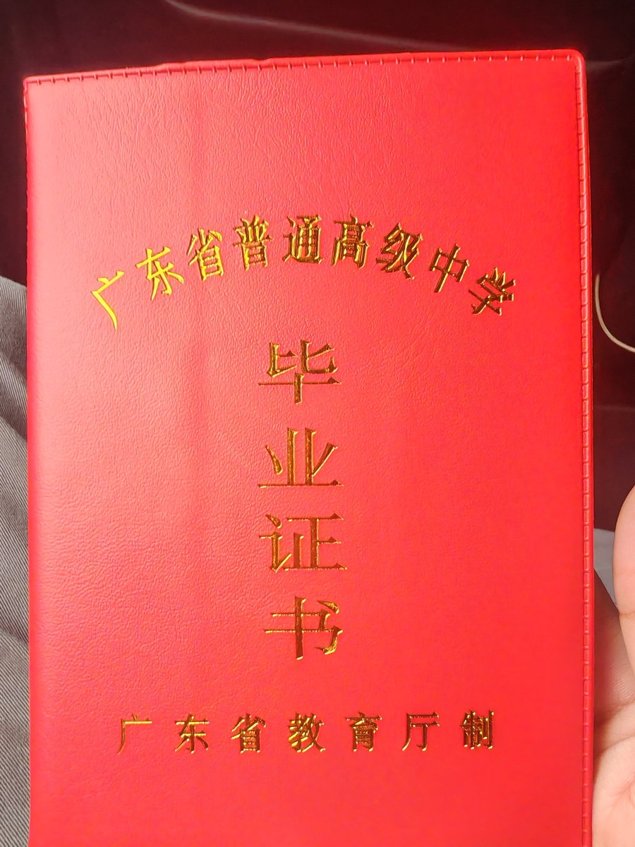 lpooliangpu's tweet photo. 今日改めて校舎に戻り、卒業証書を受け取り、高校生活が正式に幕を閉じました(´⌒`｡) https://t.co/yjtGyChEXU