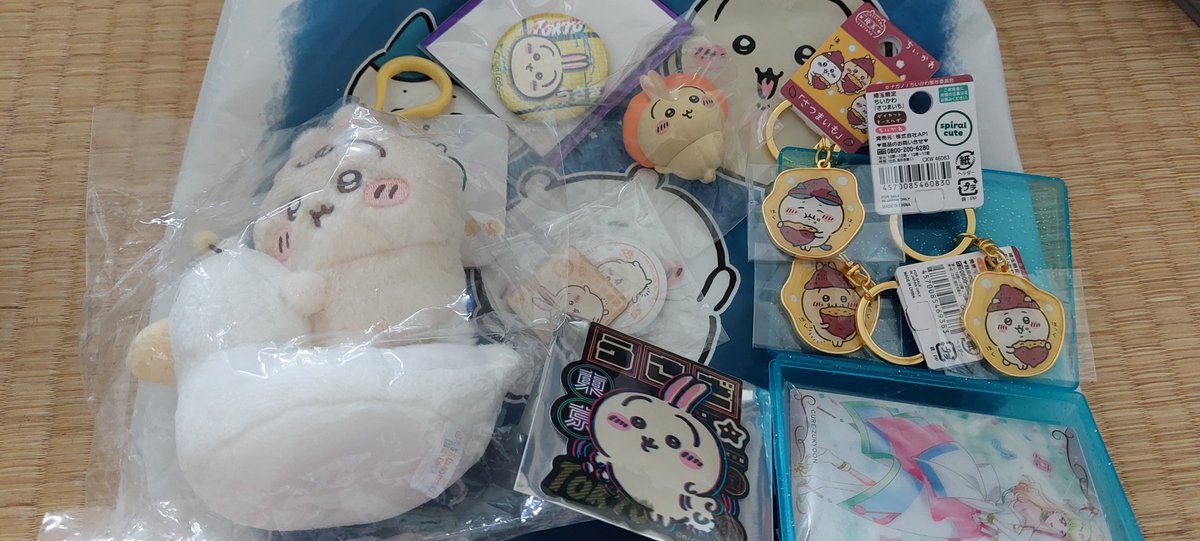 elevengon's tweet photo. 遅くなりましたお疲れ様です💧
友達と遊んでました(；^ω^)
遊んでる時に大雨になったから洗濯物は終了してしまった😇
帰宅して洗濯機に入れてまた洗い直しして部屋干しにした(泣)
台風の影響だったし仕方ないか…
友達からグッズも貰ったしありがとう✨
トートバッグもうさぎ当たったし良かった( ´∀`) https://t.co/mDh7BmsLsx