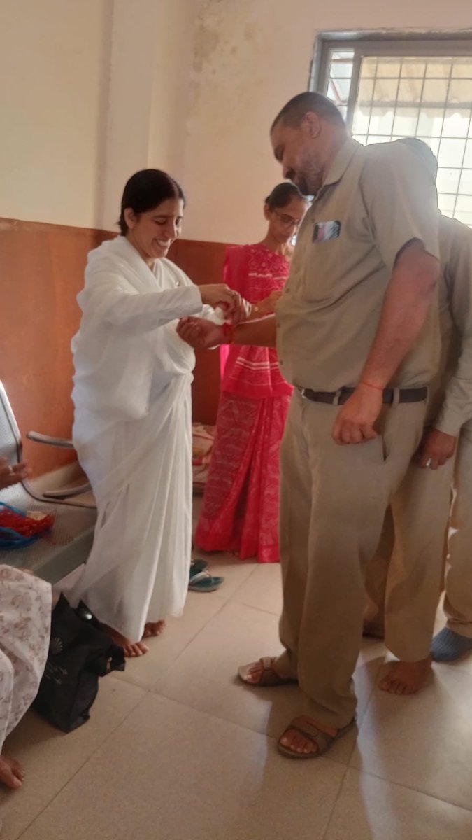 GSRTCDCHMT's tweet photo. આજરોજ ખેડબ્રહ્મા ડેપો ખાતે ઓમ શાંતિ ના પ્રતિનિધિઓ દ્વારા વ્યસન મુક્તિ સંદર્ભે કાર્યક્રમ કરાયો જેમાં ખેડબ્રહ્મા ડેપોના તમામ ડ્રાઈવર કન્ડક્ટર અને મેકેનિક મિત્રો ને રક્ષાબંધન નિમિત્તે રક્ષા બાંધવામાં આવી https://t.co/tmvr4rGOdq