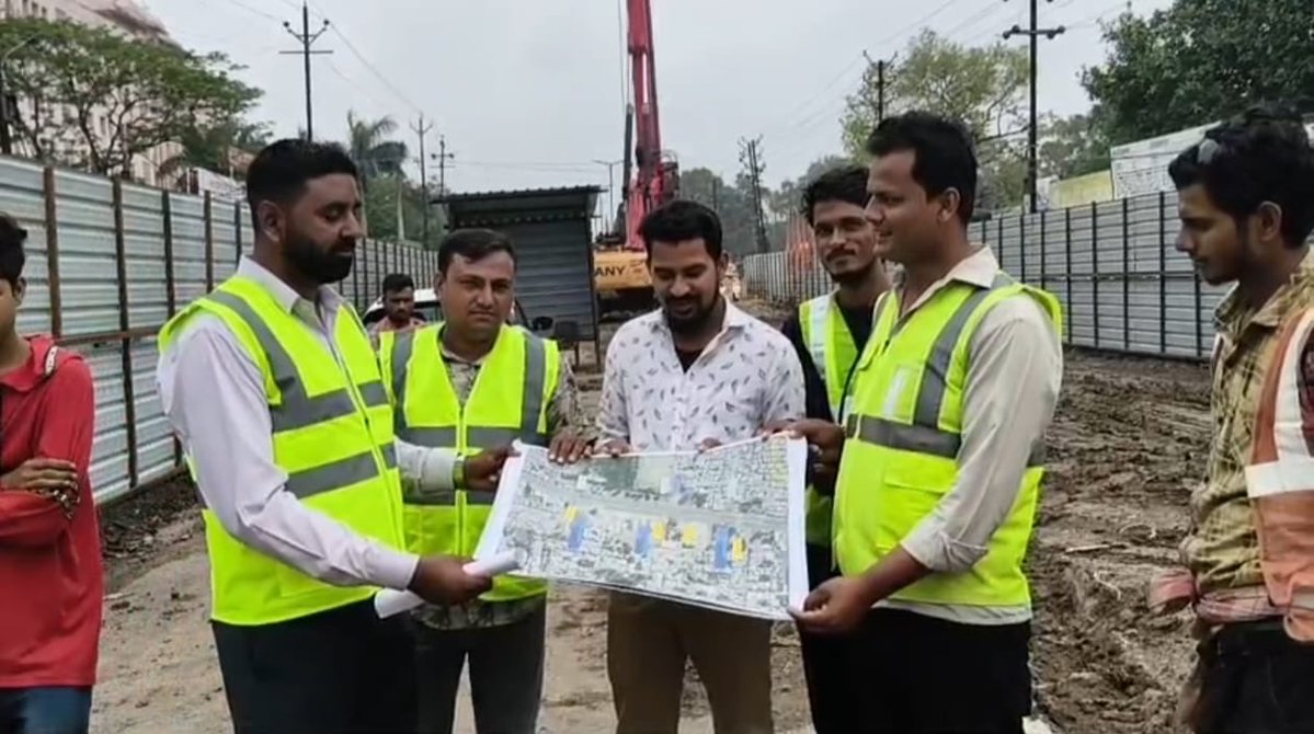 CommissionerUJN's tweet photo. सिंहस्थ 2028 | नियमित निरीक्षण #78

इंद्रानगर से नीलगंगा चौराहे तक ₹945.20 करोड़ की लागत से बन रहे 5.30 किमी लंबे एलिवेटेड ब्रिज के निर्माण कार्य का कमिश्नर श्री आशीष सिंह एवं कलेक्टर श्री रौशन कुमार सिंह ने अधिकारियों के साथ निरीक्षण किया।
#Simhastha2028 #Ujjain #Simhastha https://t.co/kG3XeF8x3e