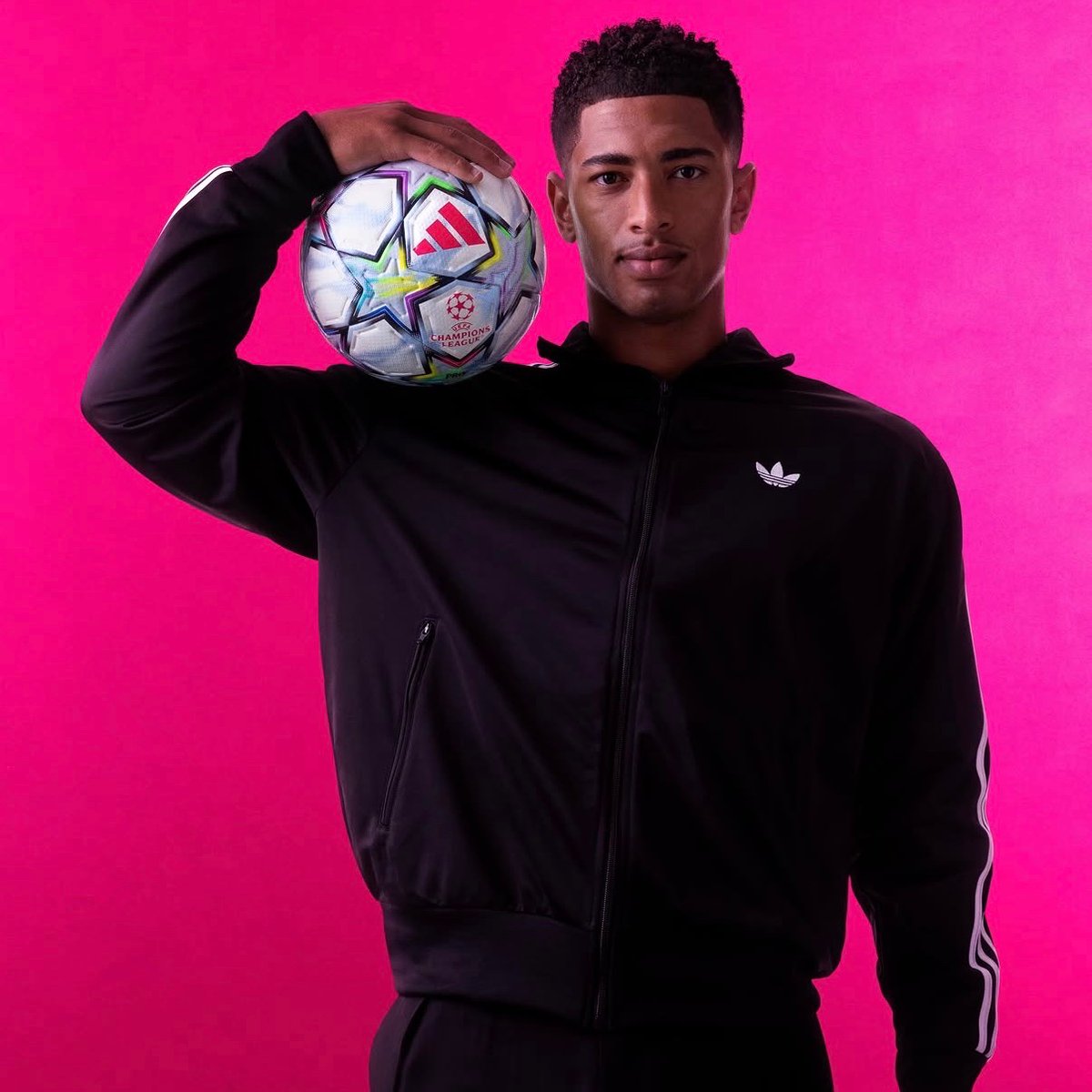 MadridXtra's tweet photo. Jude Bellingham and Nico Paz x Champions League match ball. 🔥 https://t.co/GsNrWTnFbC