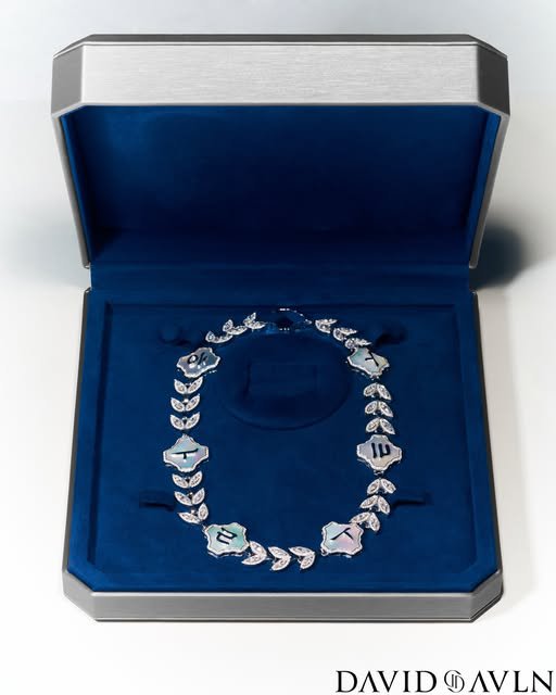 hayeorieee's tweet photo. 260826 haruto from davidofkorea instagram post 📸

"korea craftsmanship"

the necklace was customized with white gold and diamonds, using the hangul (하루토) letters that make up 'HARUTO' as design elements. it was also connected with laurel (bay leaf) motif, means infinite victory. ball symbols and mother-of-pearl (raden) inlay means korea craftsmanship! 🍀✨

https://t.co/kye3nObFiS