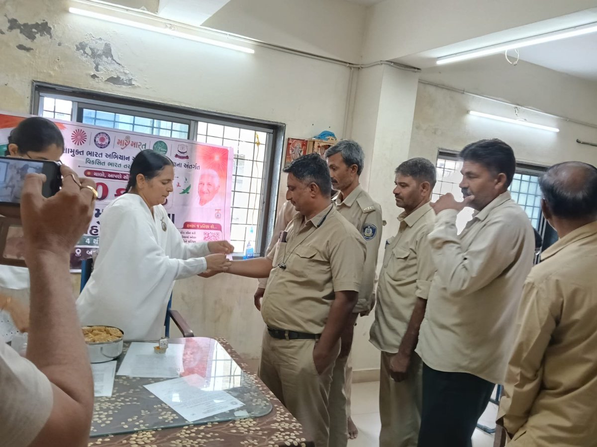 GSRTCDCHMT's tweet photo. આજરોજ માણસા ડેપો ખાતે બ્રહ્માકુમારી સંસ્થાથી આવેલ બહેનો દ્વારા રક્ષાબંધન પર્વ નિમિત્તે ડ્રાઇવર કંડકટર કર્મચારી મિત્રોને રાખડી બાંધેલ છે તેમજ નશા મુક્તિ મહા અભિયાન અન્વયે માર્ગદર્શન આપેલ છે https://t.co/EbYkVBPsMZ