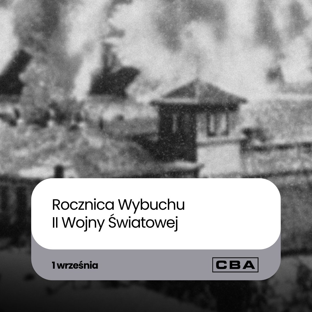 Czarno-biała grafika przedstawia historyczne zdjęcie ukazujące w tle ogień, dym. Na pierwszym planie znajduje się biało-szara plansza z czarnym napisem „Rocznica Wybuchu II Wojny Światowej”, datą „1 września” oraz logo CBA.
