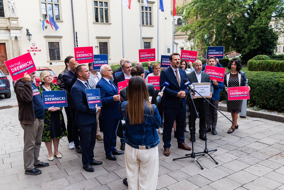 MichalDrewnicki's tweet photo. Jest! Jako pierwsi zebraliśmy wymaganą liczbę podpisów i dziś rejestrujemy moją kandydaturę na Prezydenta Krakowa - w pierwszym możliwym terminie! Mamy 6 tysięcy podpisów - dwa razy więcej, niż potrzeba.

Dziękuję Wam za ogromne wsparcie, podpisy i setki rozmów w każdym zakątku Krakowa.

Walczymy o Ambitny Kraków, bliski ludziom! ❤️