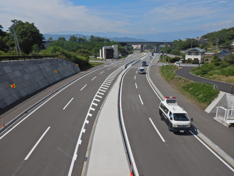 nagano_ueken's tweet photo. 国道144号 上田市上野バイパスは、8月26日開通しました。
引き続き上野交差点・伊勢山交差点付近では工事を行っていますので、通行の際は、周囲の状況をよく確認し、くれぐれも安全運転でお願いします。
＃上田建設事務所　＃上田市　＃国道144号 https://t.co/CkKr1cyjag