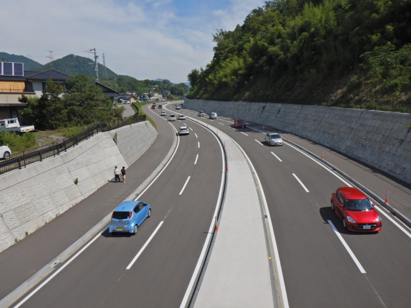 nagano_ueken's tweet photo. 国道144号 上田市上野バイパスは、8月26日開通しました。
引き続き上野交差点・伊勢山交差点付近では工事を行っていますので、通行の際は、周囲の状況をよく確認し、くれぐれも安全運転でお願いします。
＃上田建設事務所　＃上田市　＃国道144号 https://t.co/CkKr1cyjag