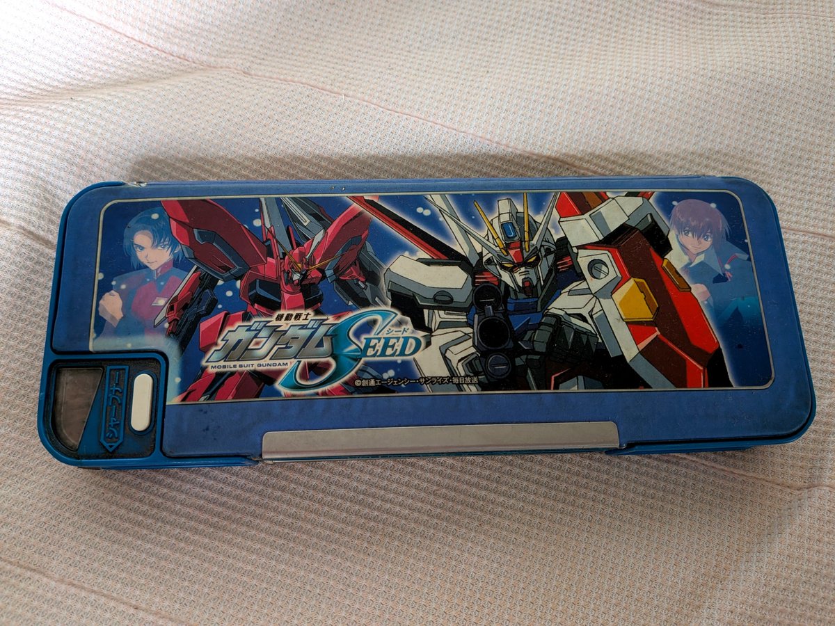 Haruka_You_'s tweet photo. 帰省して昔使ってたSEEDの筆箱引っ張り出してみたら
側面のスペース余って配置されたのがムウさんとクルーゼなのちょっとオモロイ https://t.co/TlT74SCfpH