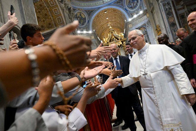 vaticannews_es's tweet photo. En esta última #catequesis sobre la Constitución Sacrosanctum Concilium, el #Papa ha reflexionado  sobre las razones por las cuales los Padres conciliares quisieron promover una reforma de la liturgia. https://t.co/kSDIPk5GTQ