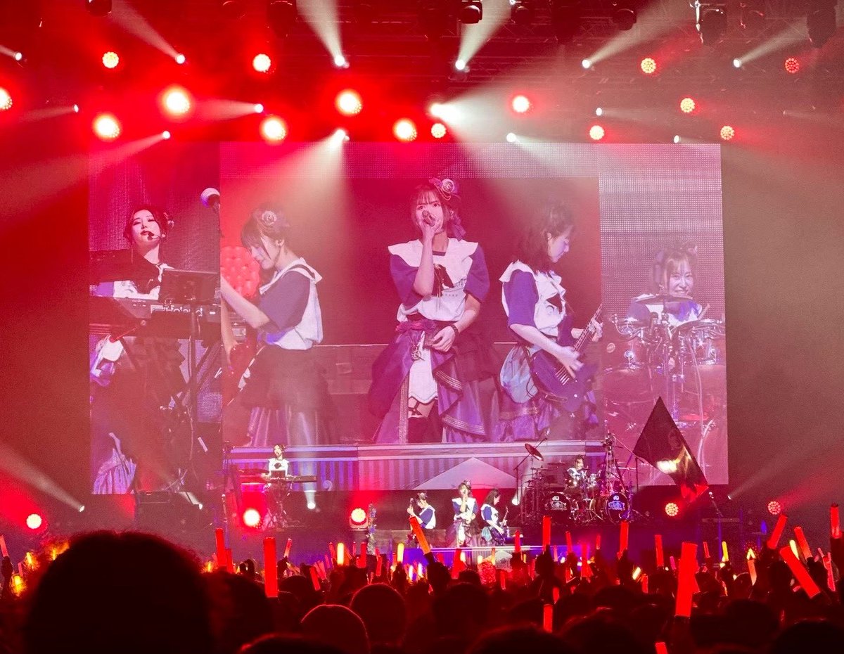 kudoharuka910's tweet photo. #Roselia10周年記念Album
　「Lehre der Rose」
本日発売でーーーーーす！！！

アジアツアーの映像が見れちゃうし、私たちの実演Rec Verの楽曲も聴けちゃう豪華なアルバムだよ🥀 #Roselia10th感謝 https://t.co/NkhtG37Fcl