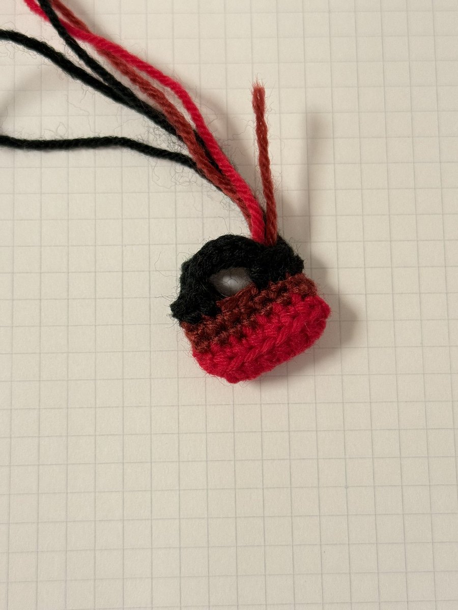 konoitocrochet's tweet photo. ミニポーチ👜リクエスト作成始めます

リクエストなのでお値段はお値下げ前の価格で検討してます

DMやり取りでご相談承ります

使う毛糸はハマナカさんのピッコロです
カラーチャートは以下のURLからご確認いただけます☺️

https://t.co/saRB0MdFum
※写真作成見本
１色から３色程度 https://t.co/d2Im5OFdnX