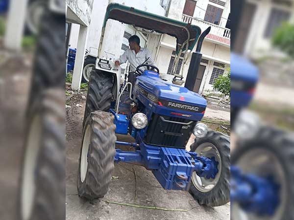 TractorKharido's tweet photo. Old Tractor at Best Prices ( Farmtrac 6055 PowerMaxx 4WD )
Tractor: Farmtrac 6055 PowerMaxx 4WD Maha Shakti
Model: 2022
🌐 https://t.co/7jWw7SgOoR
#TractorKharido #buyoldtractor #usedtractor #oldtractor #rajasthan #jaipur #secondhandtracor #TractorForSale   #Framtrac https://t.co/Cho2Sl5Ozl