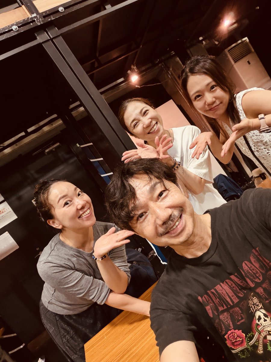 makotoxxxsasaki's tweet photo. 本日誕生日を迎えてまた歳を重ねました！
稽古中なのでカンパニーの皆さんにもお祝いして頂き、制作さんからプレゼントも頂きました
キャストの皆んなと📷
順調に進んでいるようで明日からオケ合わせの段階まで来ました🎵
間もなく劇場入り〜
更に引き締めて初日に向け頑張ります！
#ファニーガール https://t.co/LOzObyP2aT