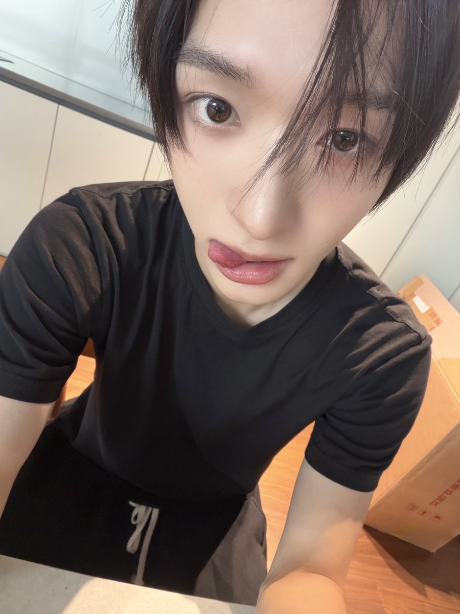 naammo0's tweet photo. 혀 내민거 미쳤나 https://t.co/ensqSy8RXM