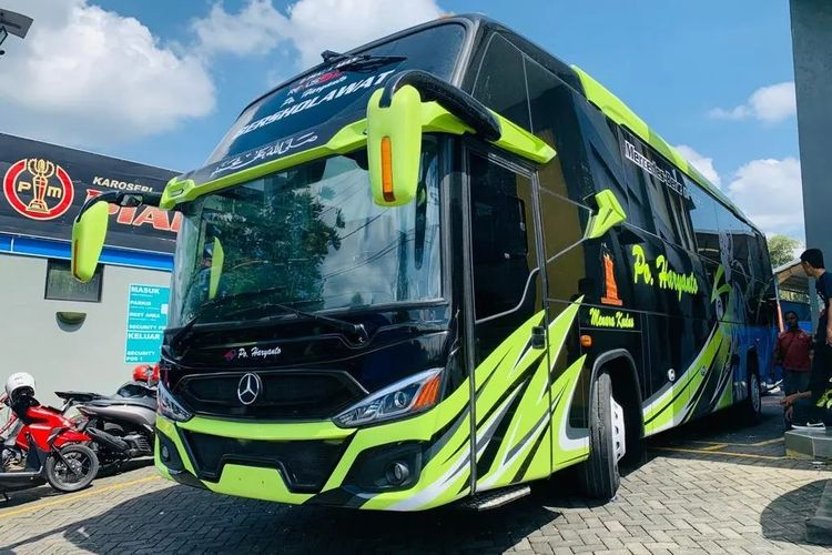 LambeSahamjja's tweet photo. rombongan 4 bus warga pati dicegat aparat pas mau ke jakarta:
- 4 bus isi sekitar 200 warga pati 
- disekat polisi baru keluar dari pati
- teguh bilang ini bentuk ketakutan dpr sama desakan ruu perampasan aset
- teguh sindir pejabat mentalnya kayak maling takut sama hukuman mati koruptor
- warga pati cuma mau kasih masukan sesuai ajakan puan soal ruu perampasan aset
- teguh jamin massa ga ada niat bikin rusuh
- meski dicegat massa yang udah di jakarta tetep lanjut demo besok