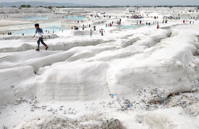 ckkcksaway's tweet photo. Waste rock piles up like "snow-capped mountains"; viral Indian tourist spot is "toxic." https://t.co/AFSnVNtr8V