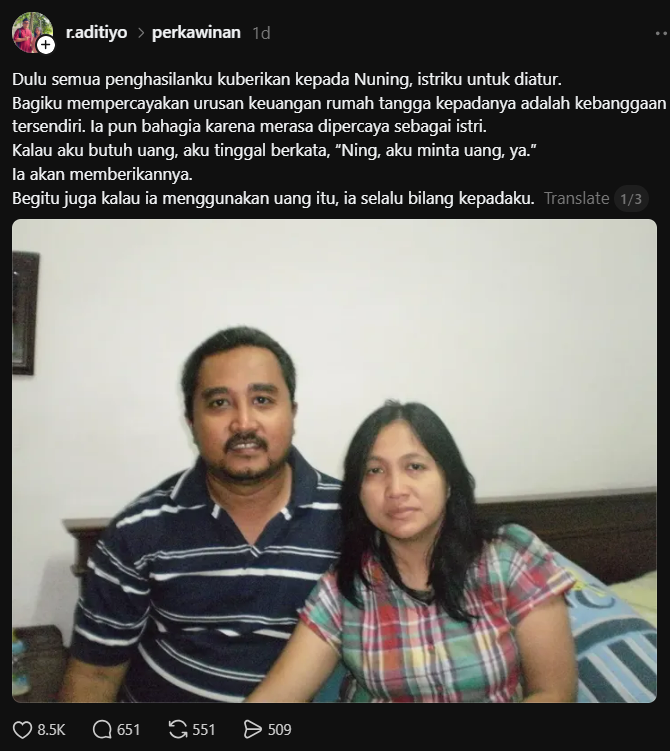 BapakKerja's tweet photo. Bapak ini ceritanya dulu semua penghasilannya diserahkan ke istrinya, Nuning, untuk diatur.

Baginya, mempercayakan urusan uang rumah tangga ke istri itu kebanggaan tersendiri. Nuning juga senang karena merasa dipercaya.

Kalau Bapak butuh uang, cukup bilang, “Ning, Bapak minta uang ya.”  
Langsung dikasih.

Kalau Nuning memakai uang, selalu bilang dulu.  
“Pa, tadi dipakai untuk ini ya.”

Tidak ada yang merasa lebih berhak.  
Yang ada hanya kepercayaan.

Kalau ada kebutuhan yang lebih besar dari penghasilan, Nuning biasanya bilang,  
“Kita perlu cari tambahan, Pa.”

Bapak bilang, dia selalu suka kata “kita”-nya.  
Bukan “kamu”.  

Jadi dari dulu, urusan keluarga terasa dikerjakan bersama.

Sekarang Bapak dan anak-anak harus belajar mengatur keuangan sendiri.  
Belajar mencukupkan apa yang ada.

Di akhir ceritanya, Bapak hanya bilang terima kasih.  
Atas kesederhanaan, kesabaran, dan cara Nuning membuat keluarga itu selalu merasa cukup.

Lalu bapaknya bilang,  
“Tunggu Bapak di sana, ya.”

Asli pak, jadi ikut terharu🙏😢