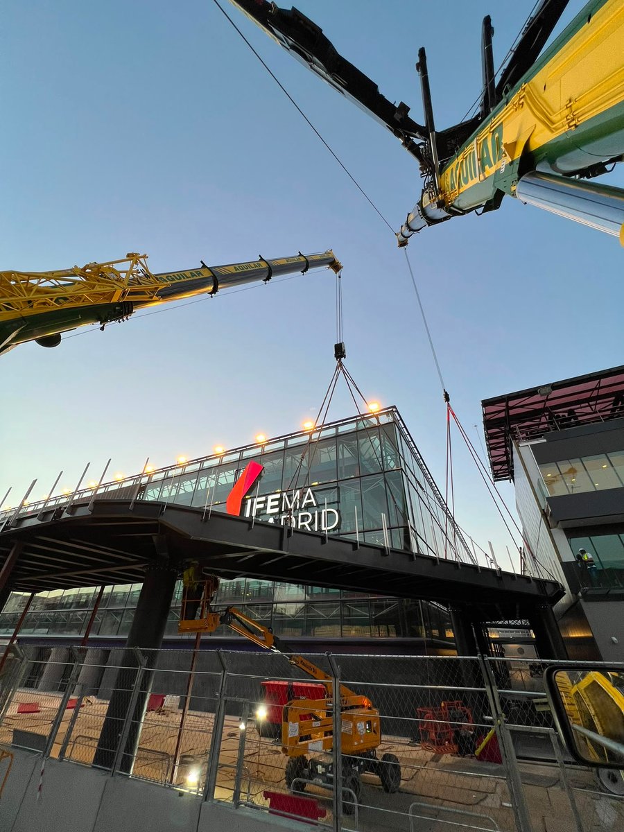 gruas_aguilar's tweet photo. 🏁🇪🇸 Seguimos trabajando en la infraestructura del Gran Premio de España de Fórmula 1 en Madrid, #Madring.
Posiconando la plataforma suspendida del podio, una estructura metálica en voladizo.
🏗️ #LTM1650 y #LTM1150
🌐 https://t.co/M5EylBVNBO https://t.co/OElPBEclRt