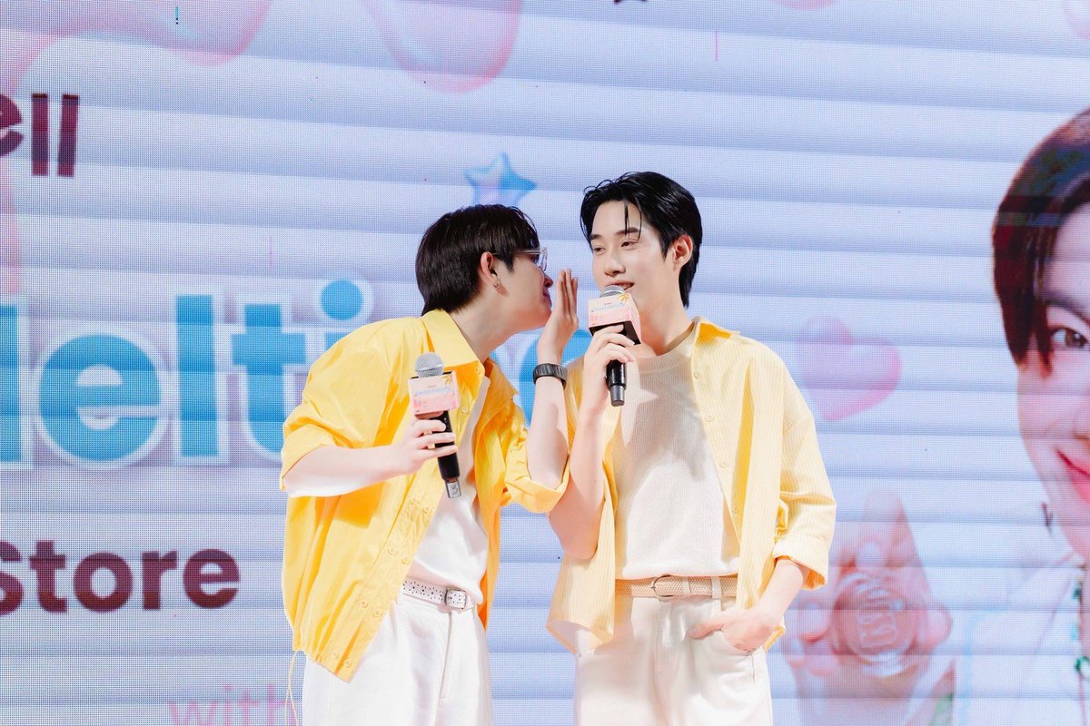 Hello_asian's tweet photo. SANDELL ตอกย้ำความสำเร็จสุดปังกับ 2 พรีเซนเตอร์ “เติ้ล-เฟิร์สวัน”

#SANDELL
#SweetMeltingxTleFirstone

SANDELL แบรนด์เครื่องสำอางค์ที่ได้รับแรงบันดาลใจจากความเป็น Soft Glam ความสวยที่มีทั้งความหวาน ความละมุนดูมีเสน่ห์แต่ในขณะเดียวกันก็ยังเป็น Look ที่เข้าถึงง่าย และสามารถหยิบมาใช้ได้จริงในทุกวัน ครั้งนี้กับกิจกรรม “SANDELL SWEET MELTING POP-UP STORE WITH TLE-FIRSTONE” ภายใต้ Concept “Blossom Gently, Melt Into Your Sweetest Look." ที่มาพร้อม 2 หนุ่มพรีเซนเตอร์สุดฮอตอย่าง เติ้ล-มติมันท์ และเฟิร์สวัน-วรรณกร 

บรรยากาศภายในงานอบอวลไปด้วยความสุข ที่มีเหล่าผู้โชคดีมาเข้าร่วมงานและแฟนๆมาคอยให้กำลังใจ 2 หนุ่มเต็มบริเวณพื้นที่งาน ก่อนจะเปิดตัวทั้งคู่ด้วยเพลง ชอบแกล้ง ไม่ได้แกล้งชอบ เพลงคู่เพลงแรกของทั้งคู่ที่ทำร่วมกับSandell ที่เรียกเสียงกรี๊ดจากแฟนๆในงานให้กับความน่ารักของทั้งคู่ และเพลง กลิ่นฝน ต่อด้วยการพูดคุยกับทั้งคู่กับตลอดระยะเวลา 1 ปีที่ทำงานร่วมกับ Sandell กับความประทับใจที่มี ก่อนจะร่วมเล่นเกมส์กับแฟนคลับผู้โชคดีบนเวที ก่อนจะจบลงด้วยการทำเบเนฟิตร่วมกับแฟนๆ เป็นอีกหนึ่งงานที่สร้างความประทับใจร่วมกับแฟนๆ

สามารถติดตามกิจกรรมต่างๆของ Sandell ได้ทางทุกช่องทาง Ofiicial และมาร่วมเป็นส่วนหนึ่งของกิจกรรมสุดพิเศษไปด้วยกัน