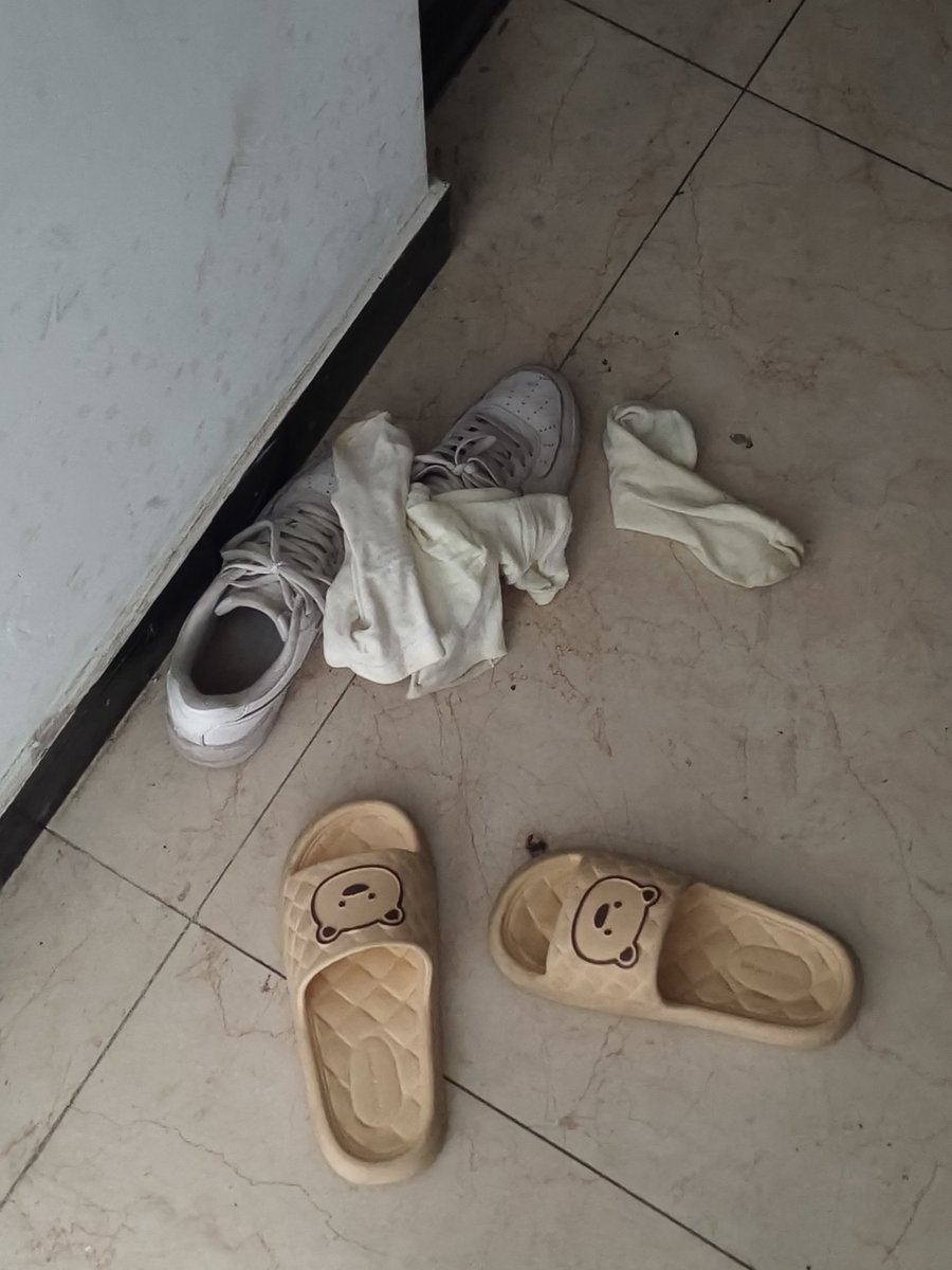 NiuEr2735's tweet photo. 看到一个制服鞋，���过去发现鞋子不放外面，但是误打误撞发现两个点位，但是没敢兴趣的，怎么没有lo鞋和制服鞋啊，这个袜子有喜欢的吗 https://t.co/dHVGWrbS74